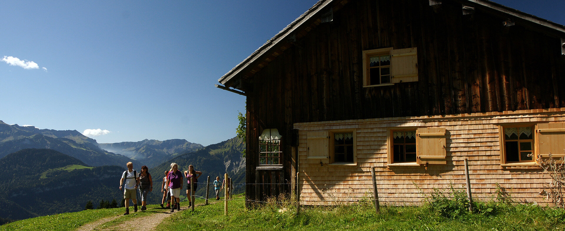 Wanderer im Sommer - Wanderer Sonderdach (c) Ludwig Berchtold Bregenzerwald Tourismus
